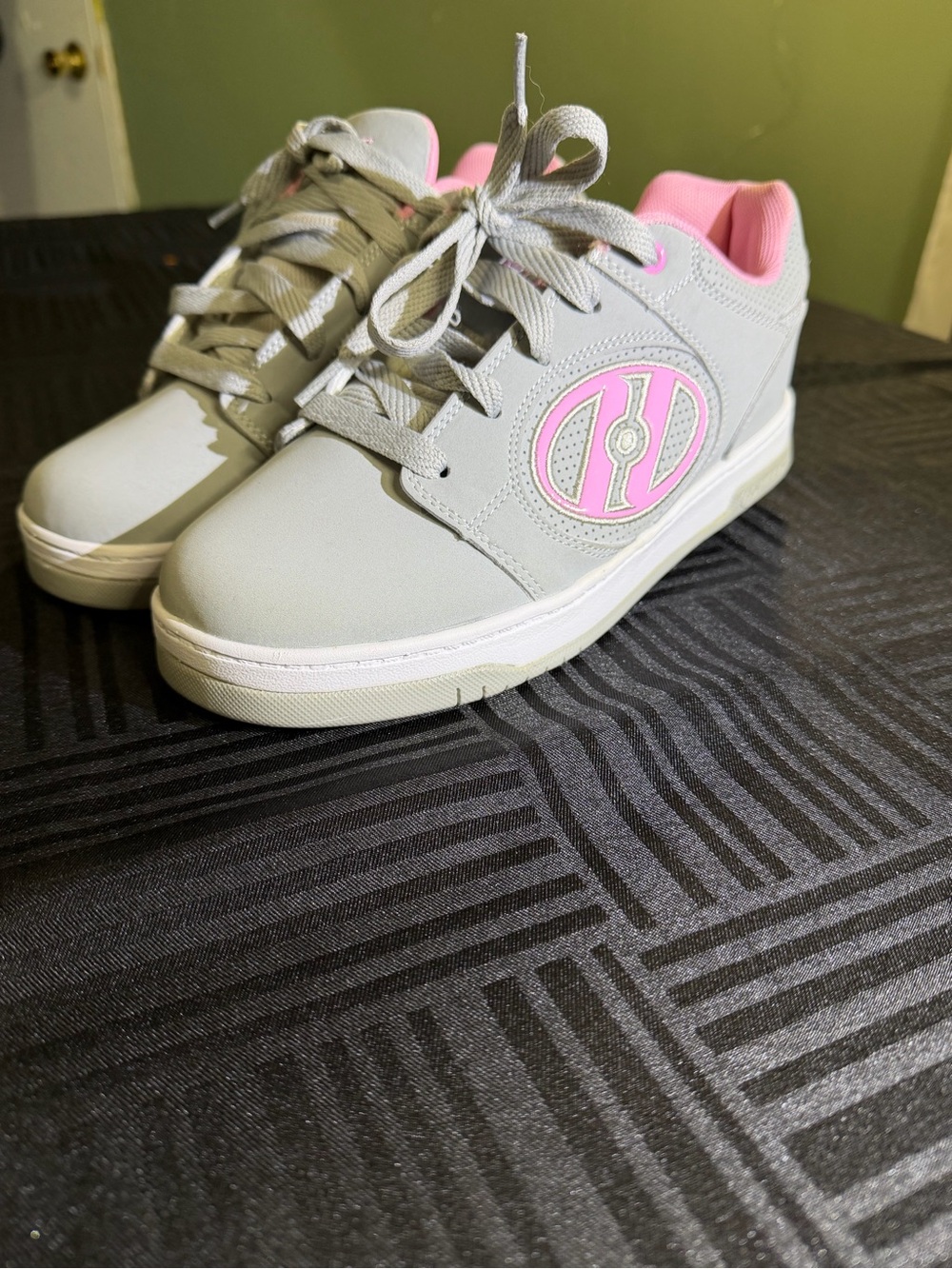 Heelys Light Gray and Pink Logo Low-Top Sneakers